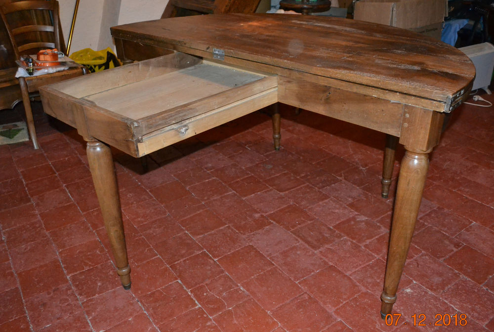 Grande table ronde en noyer Meubles