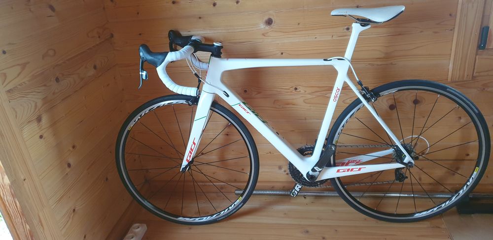 v&eacute;lo de route enti&egrave;rement carbone de la marque GIRS, mod&egrave;le Vélos