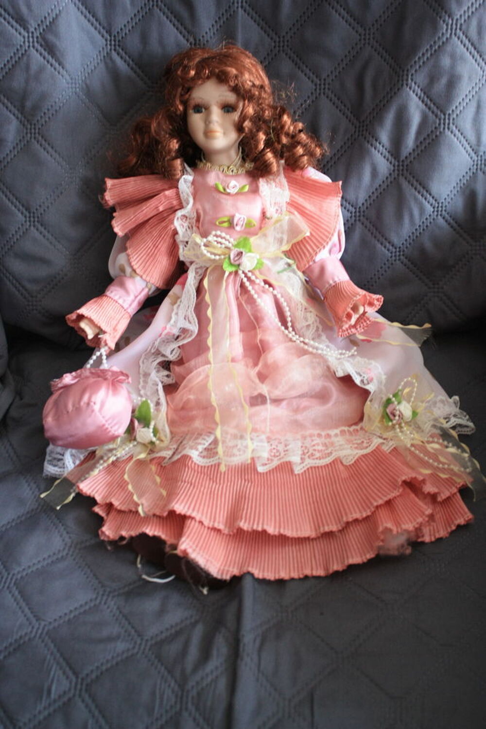 deux poup&eacute;e de porcelaine 