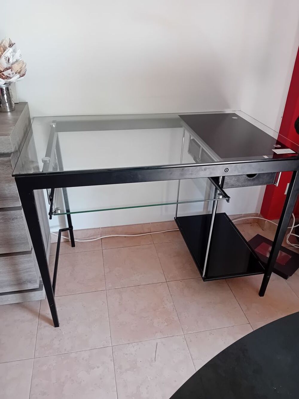 bureau plateau verre tr&egrave;s bon &eacute;tat L 110 cm l 65 cm H 78 cm Meubles