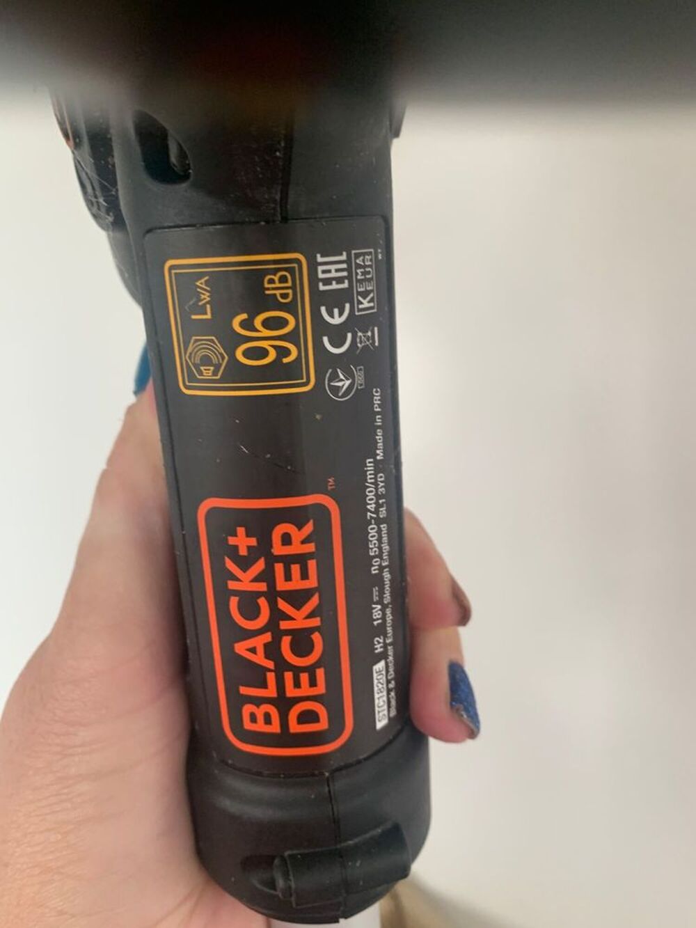 D&eacute;broussailleuse avec chargeur mais sans batterie Bricolage