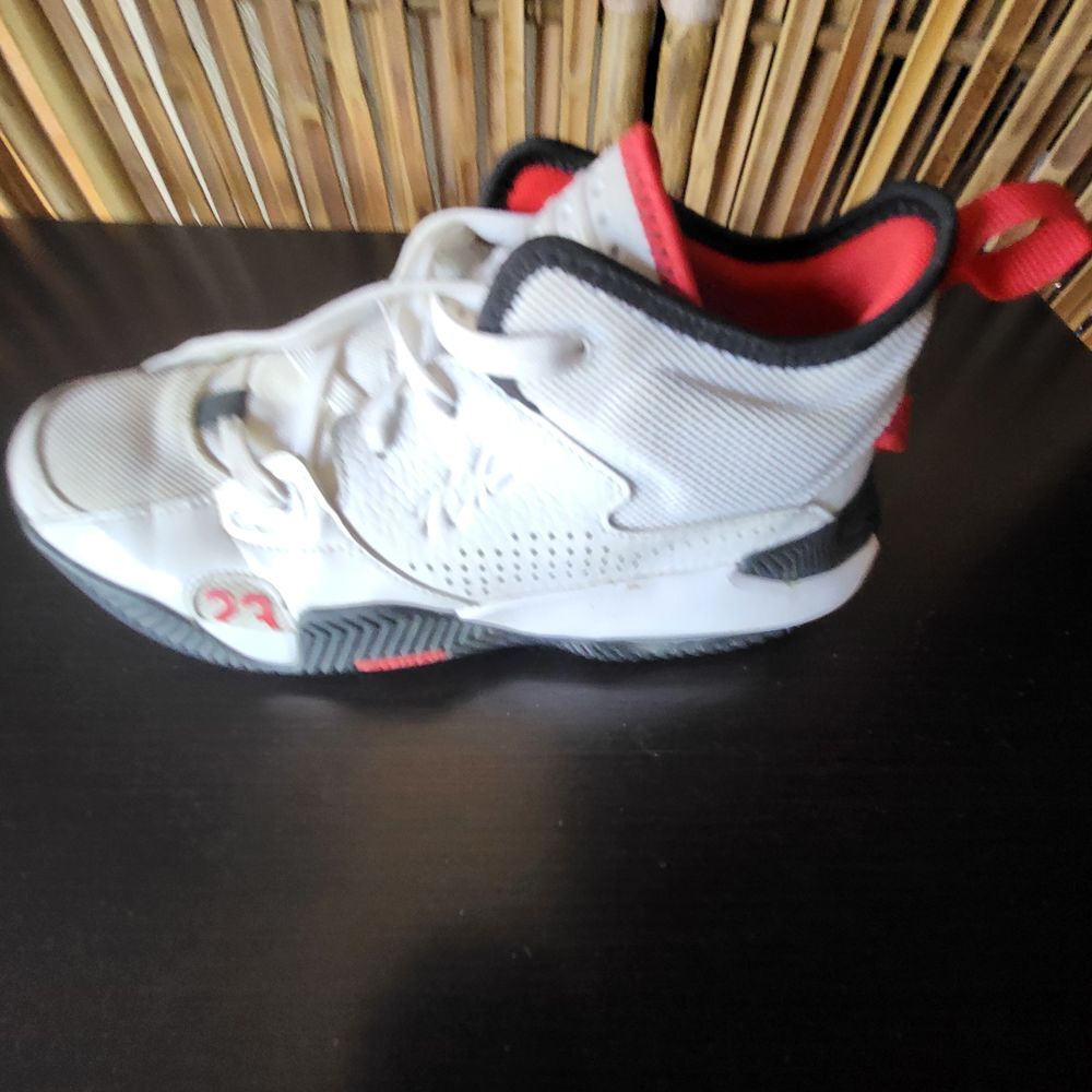 Baskets Nike Jordan Stay Loyal 2 T.39 blanches Tr&egrave;s bon &eacute;tat Chaussures