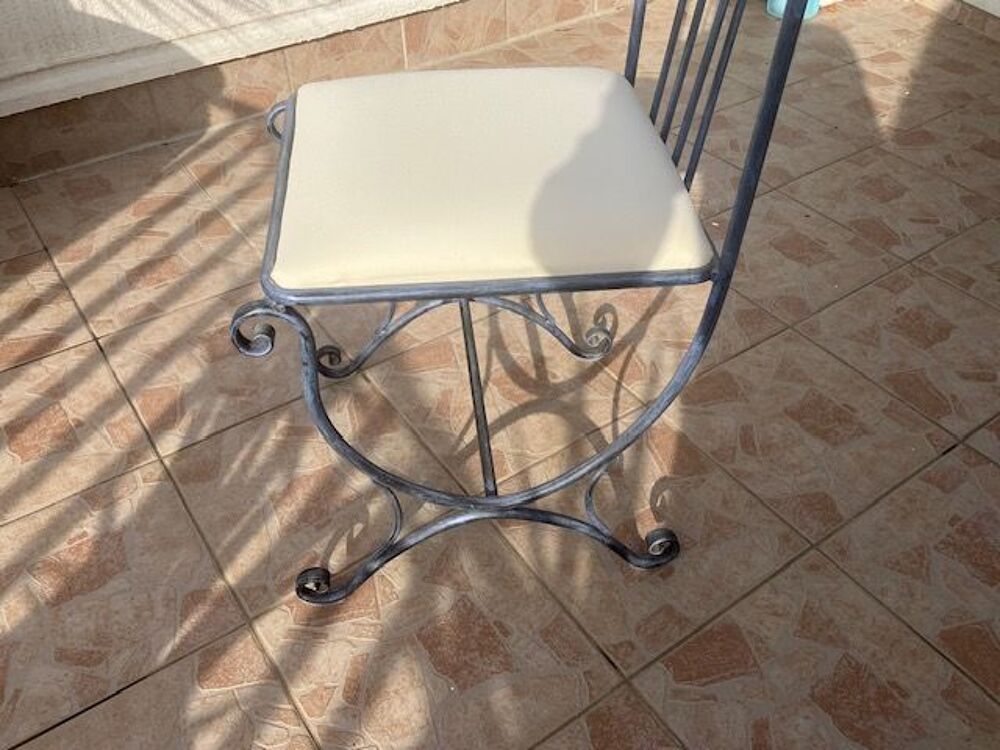 Table de salon et 4 chaises Meubles