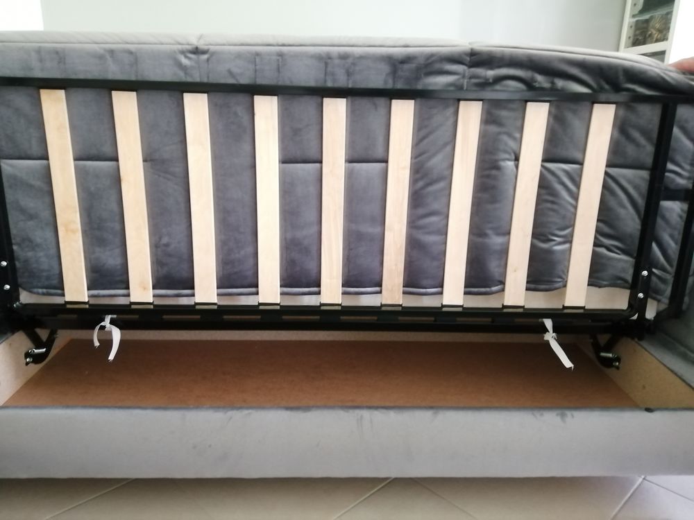 Canap&eacute; convertible sur pied, couleur gris velours Meubles