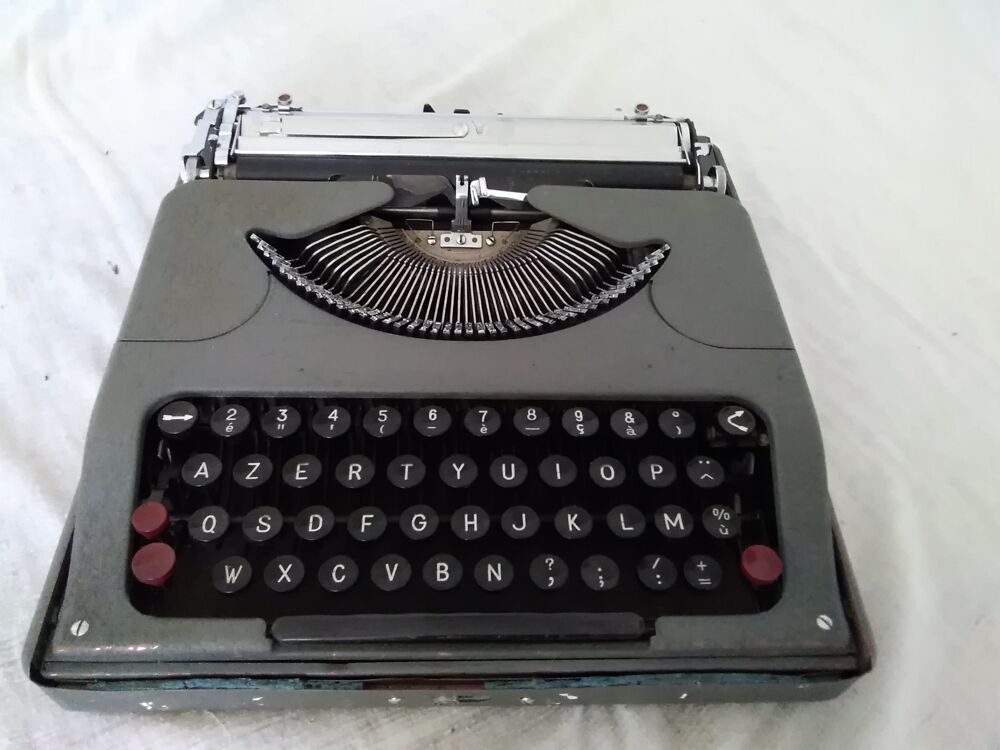 Machine &agrave; &eacute;crire de ma M&eacute;m&eacute;, garantie d'&eacute;poque. 
