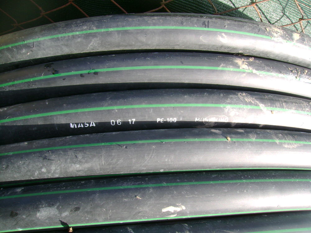 Tubes noirs en poly&eacute;thyl&egrave;ne &agrave; bandes vertes Cana Plast Bricolage