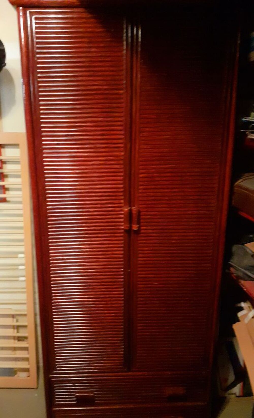 Armoire en bois massif bordeaux Meubles