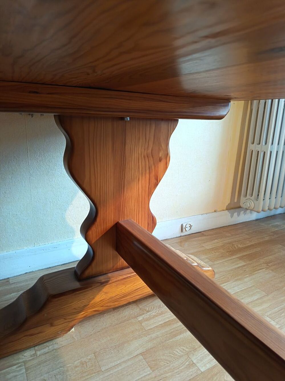 Tr&egrave;s belle table en pin massif. T Meubles