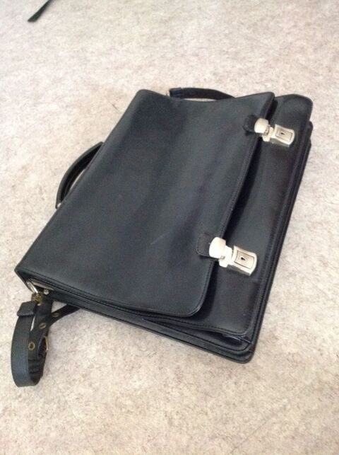 Mallette en cuir Duolynkx en parfait �tat.
40 Villefranche-sur-Mer (06)