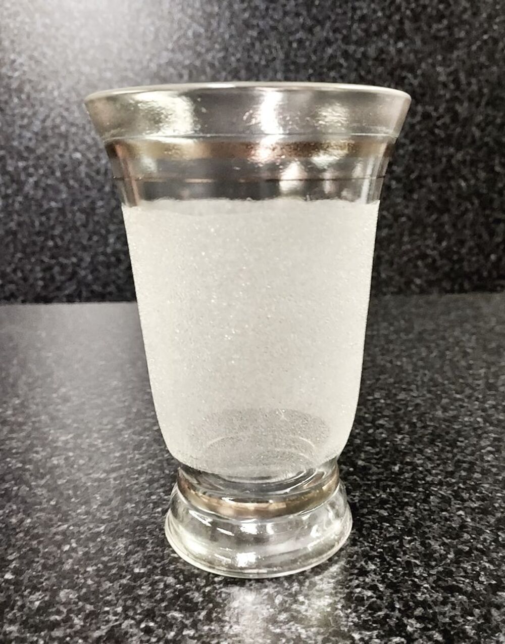 Beau vase vintage avec dorures et verre granit&eacute; Décoration