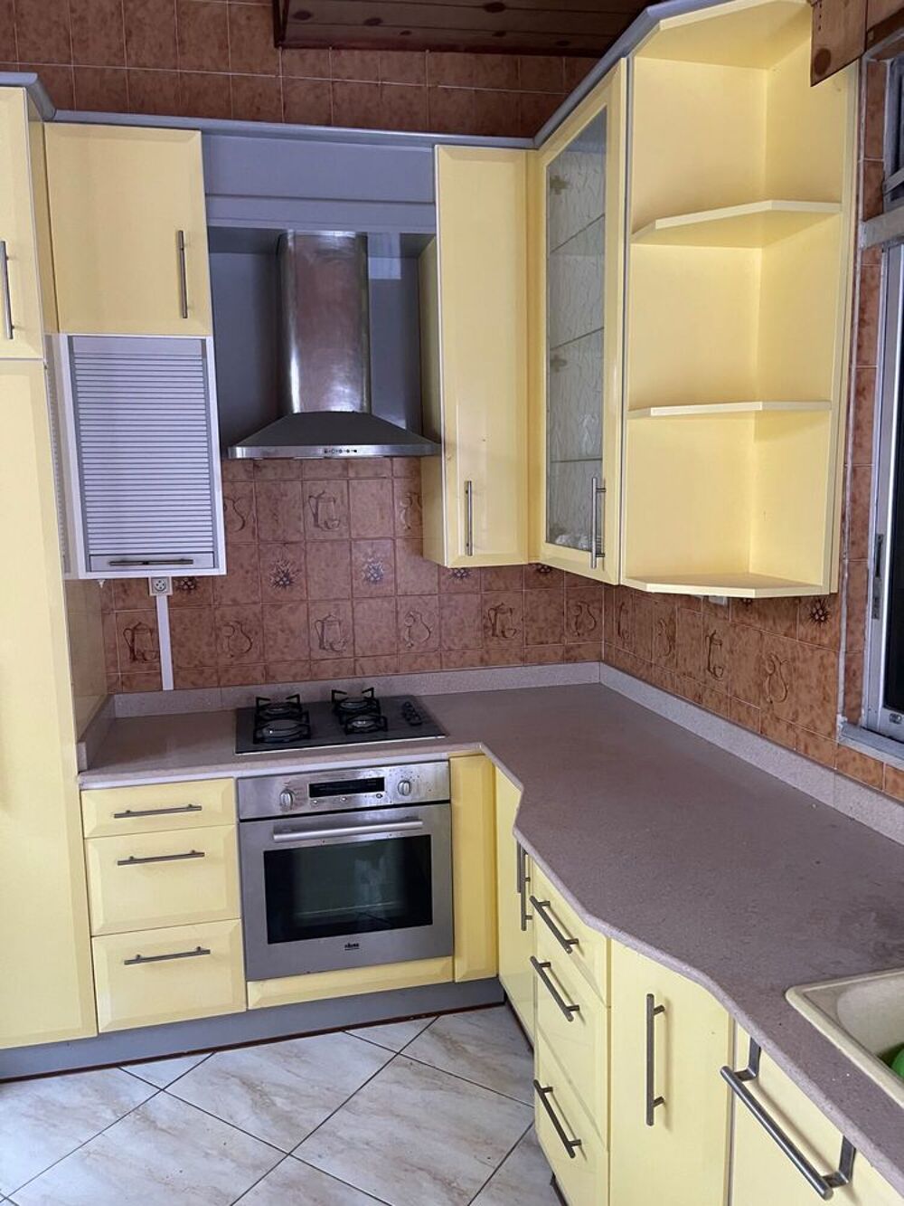 Cuisine &eacute;quip&eacute;e compl&egrave;te en L ? &agrave; d&eacute;monter. Meubles