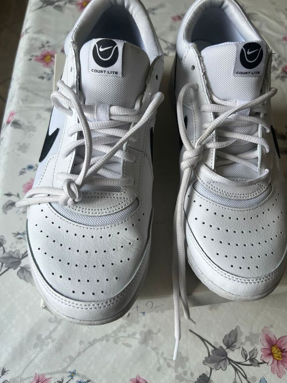 une paire de BASKET blanche en 42 Chaussures