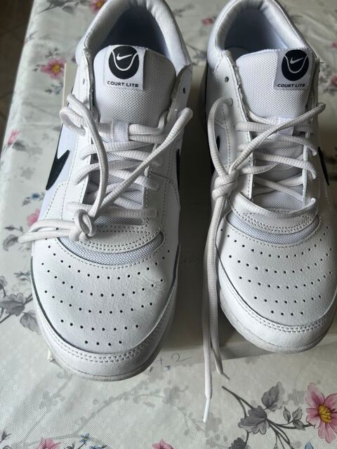 une paire de BASKET blanche en 42 0 Le Plessis-Trévise (94)