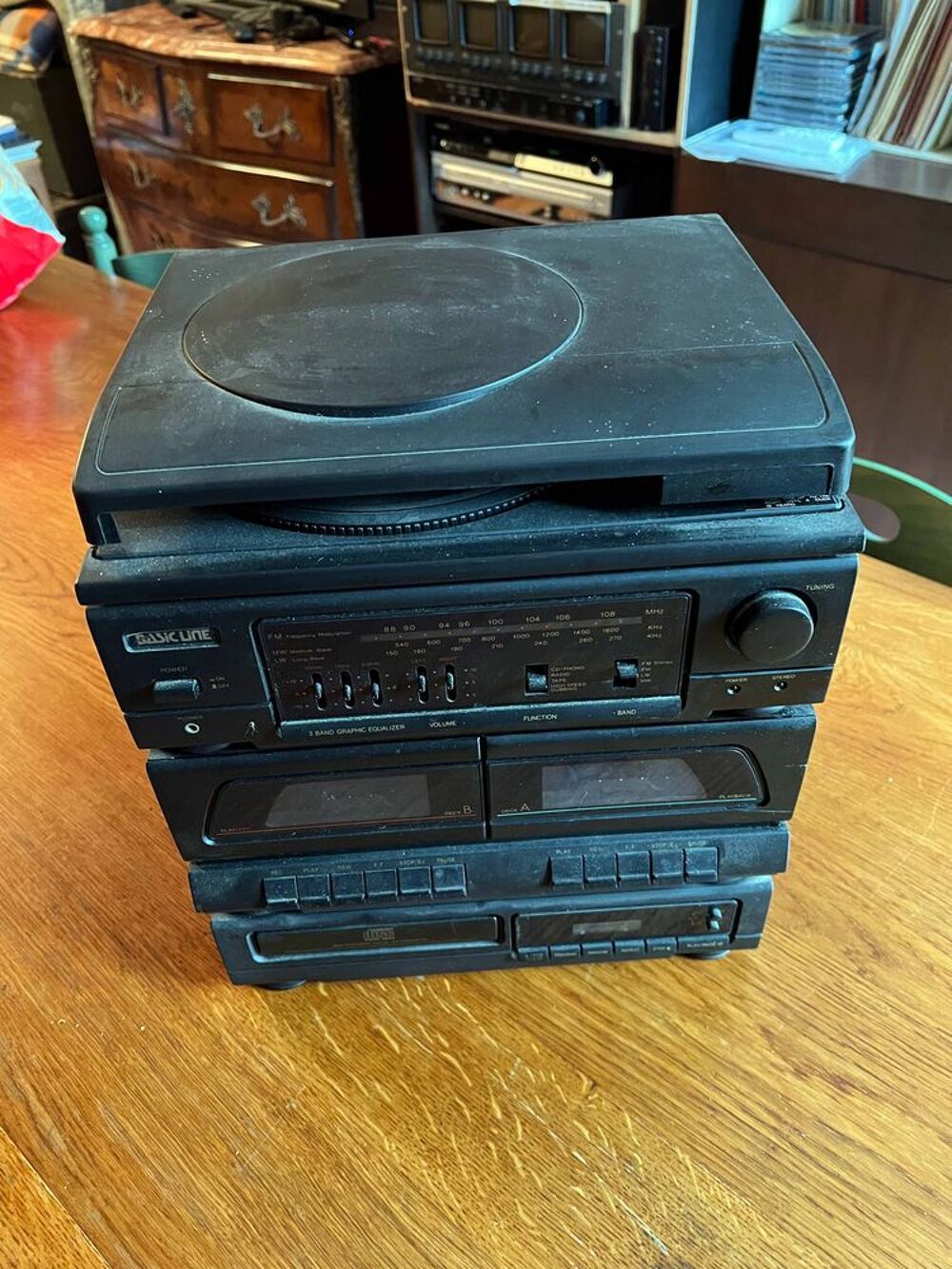 Mini chaine op&eacute;rationnelle, avec de nombreux faux contacts. Audio et hifi