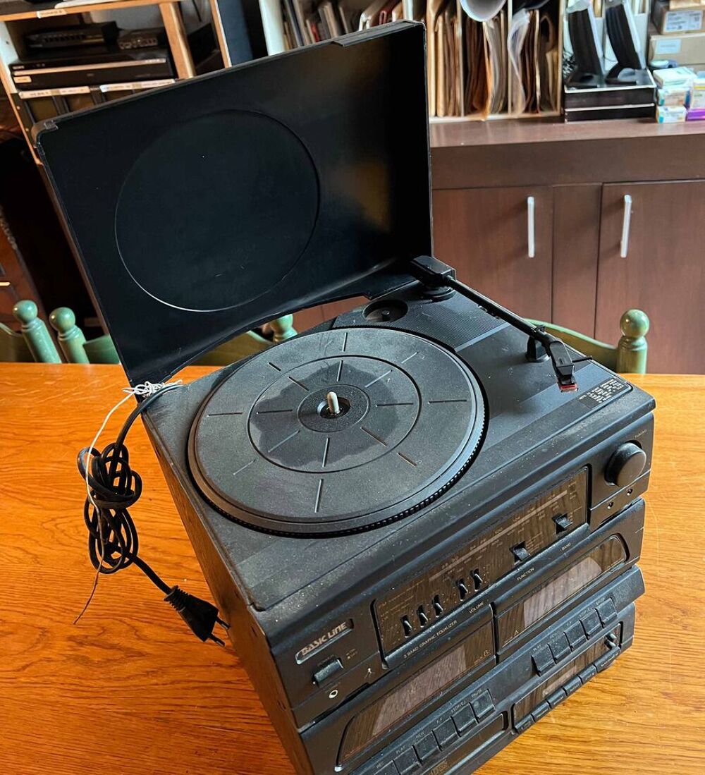 Mini chaine op&eacute;rationnelle, avec de nombreux faux contacts. Audio et hifi