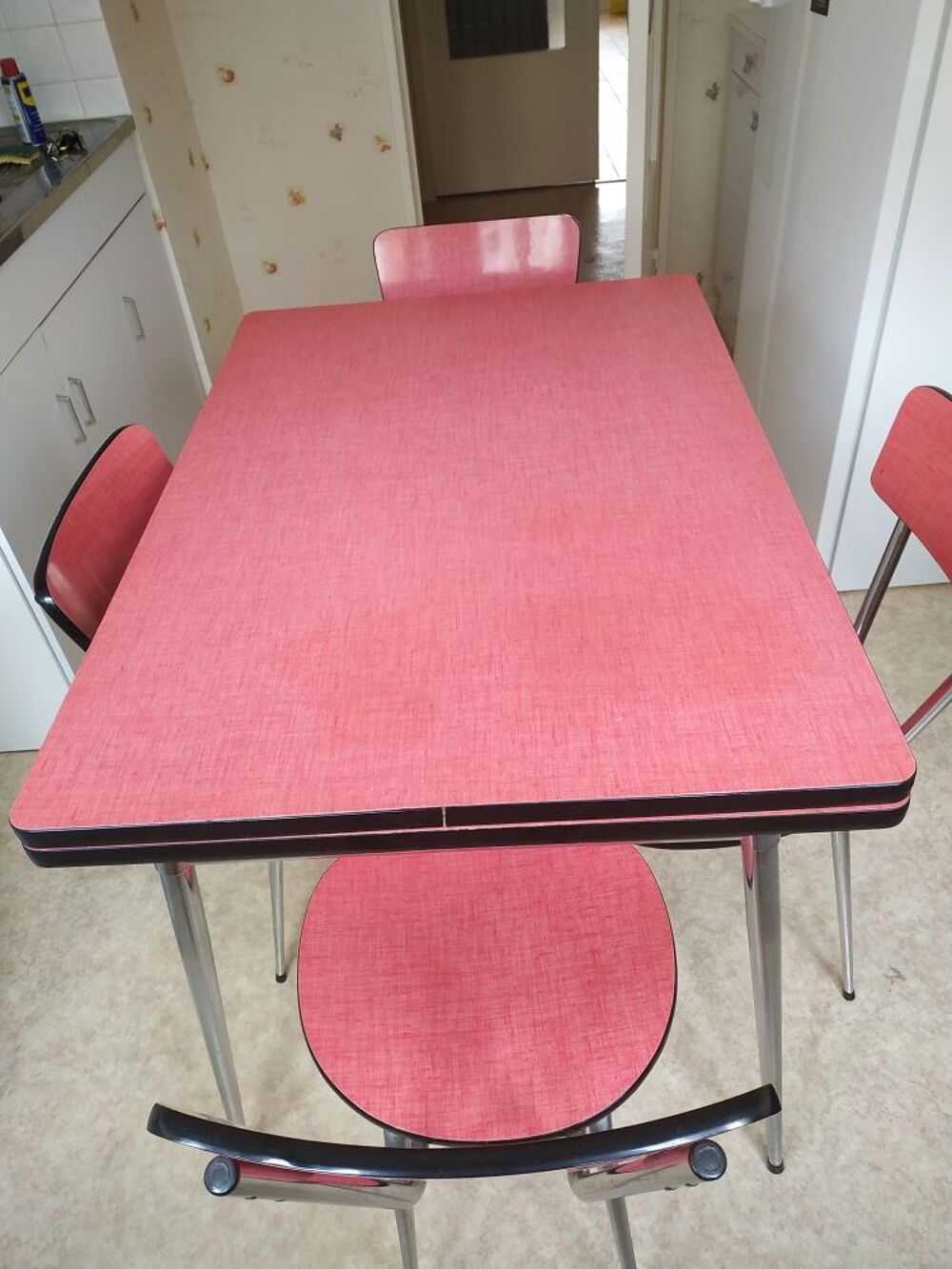table c&eacute;ramique rouge 5 chaises Meubles