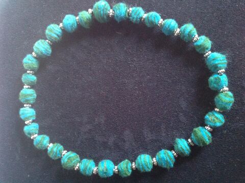 COLLIER M�TAL & BOULES FEUTRE LAiNE VERT ET BLEU Envoi Possi 2 Tr�gunc (29)