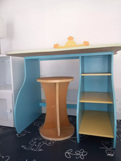 Bureau enfant + tabouret + meuble d'appoint  100 Nice (06)