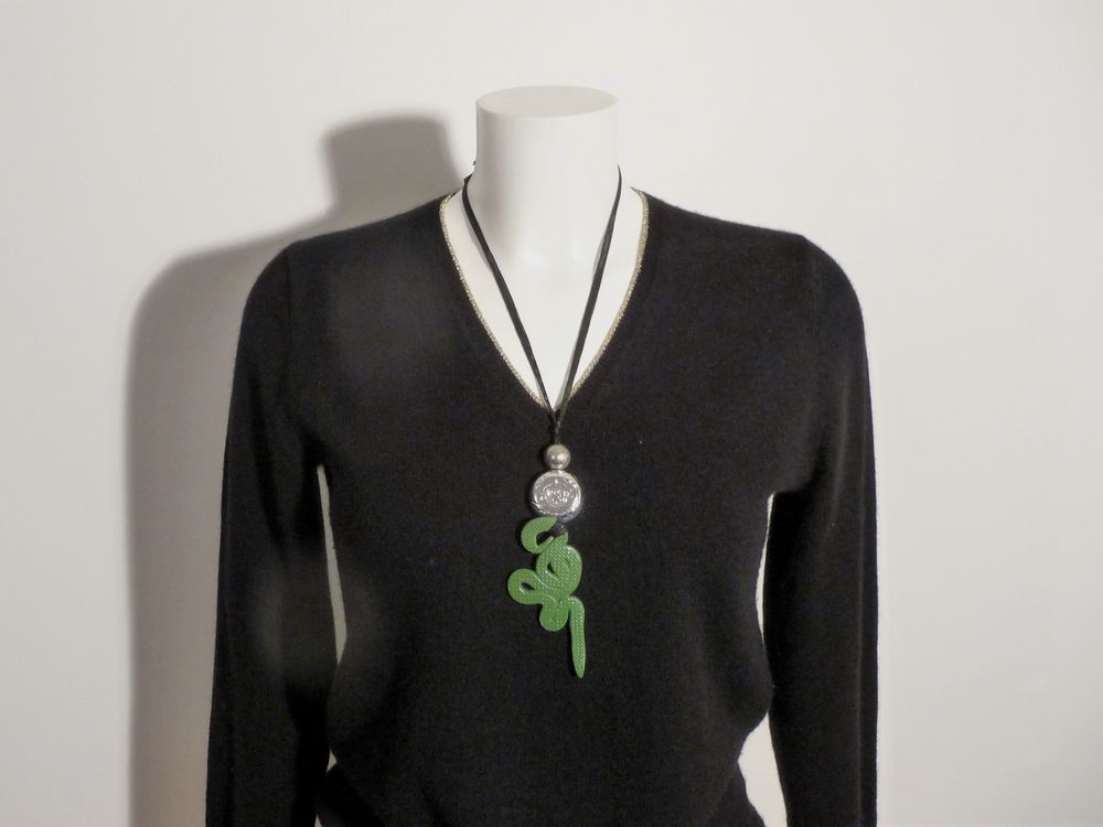 Collier/ Sautoir avec son Serpent Vert et Billes Bijoux et montres