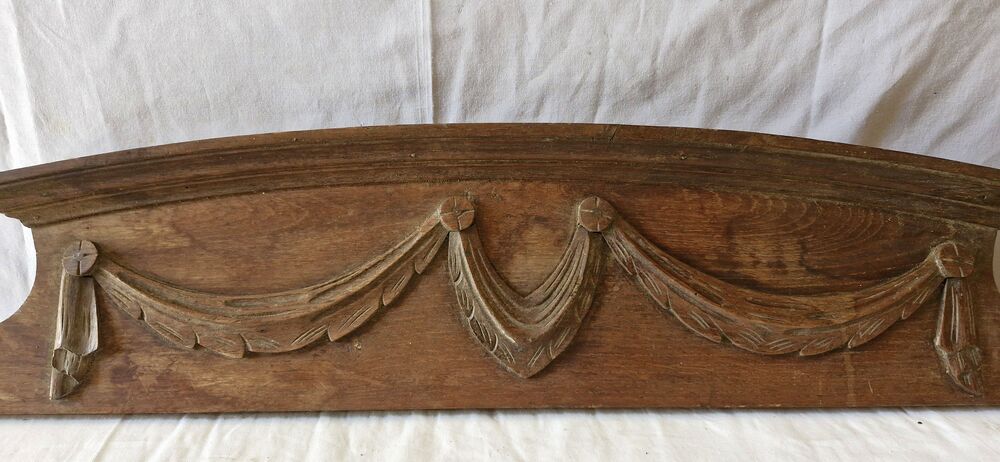 Ancien fronton sculpt&eacute; en bois ch&egrave;ne
Longueur 96,5cm
Décoration