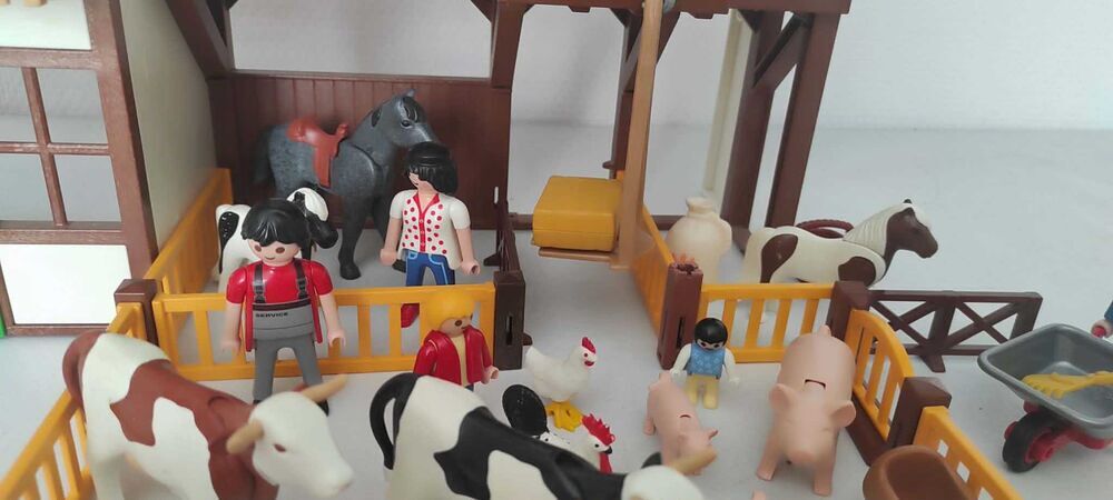 Playmobil Grande Ferme r&eacute;f: 6120 avec enclos modulable. Jeux / jouets