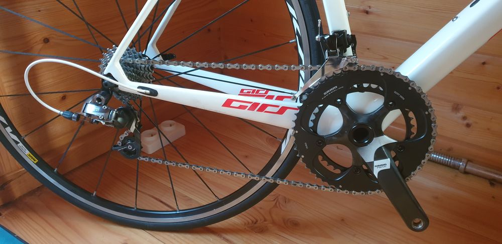 v&eacute;lo de route enti&egrave;rement carbone de la marque GIRS, mod&egrave;le Vélos