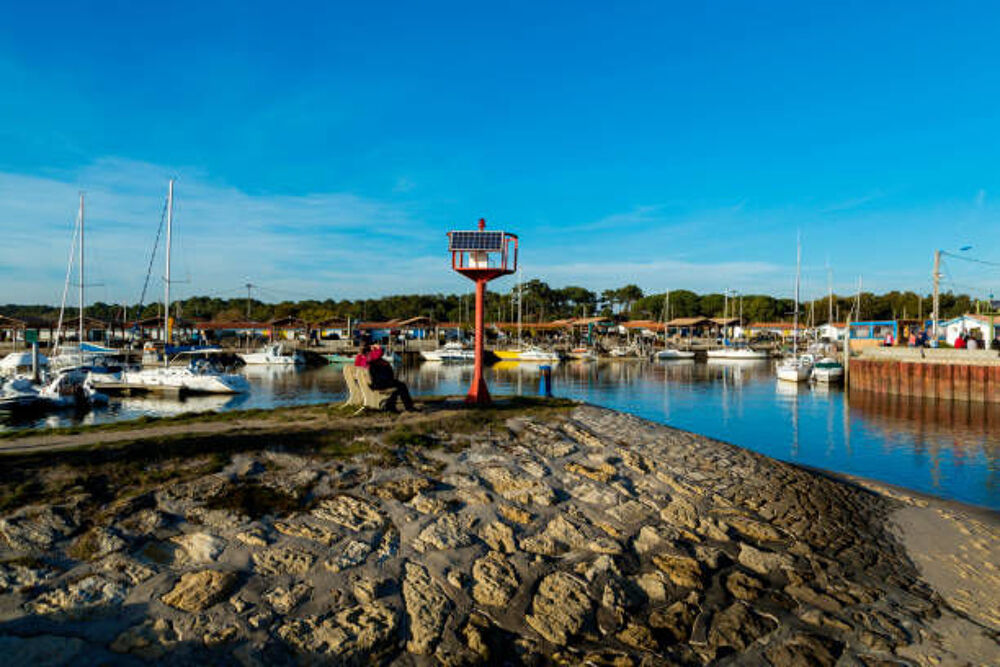   Parts sociales d'un restaurant sur un port ostréicole du Bassin d'Arcachon. 
