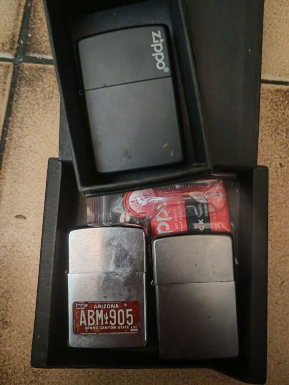 lot Zippo avec bo&icirc;tes 