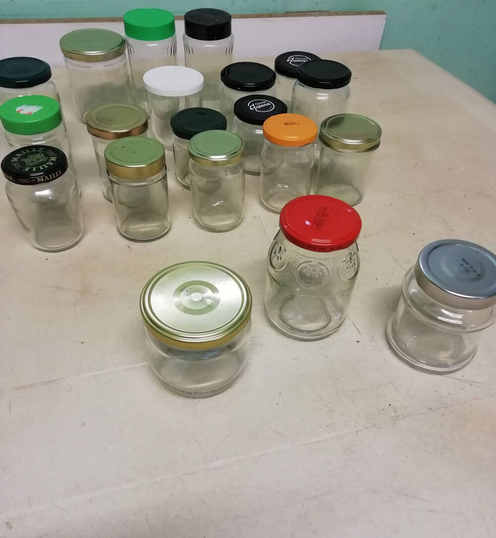 20 pots de confiture de diff&eacute;rentes tailles nettoy&eacute;s Cuisine