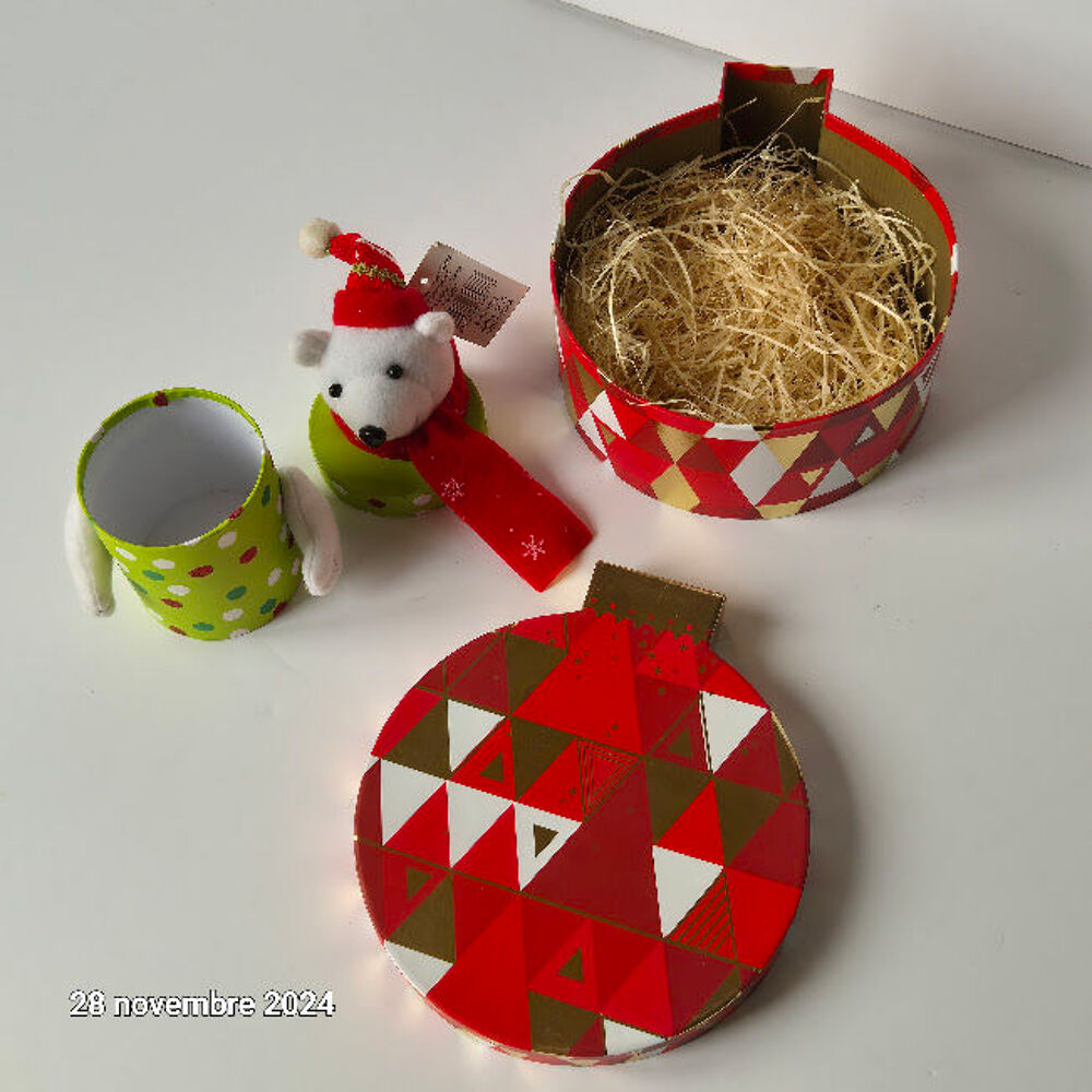 Lot de 2 boites cadeaux nounours en habits de Noel et une bo Décoration