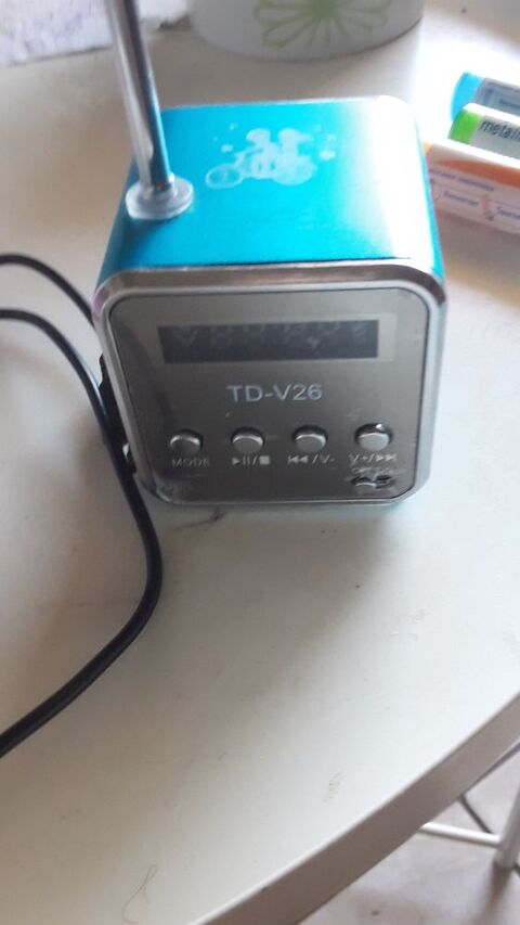 petite radio avec le cable chargeur 5 Fréjus (83)