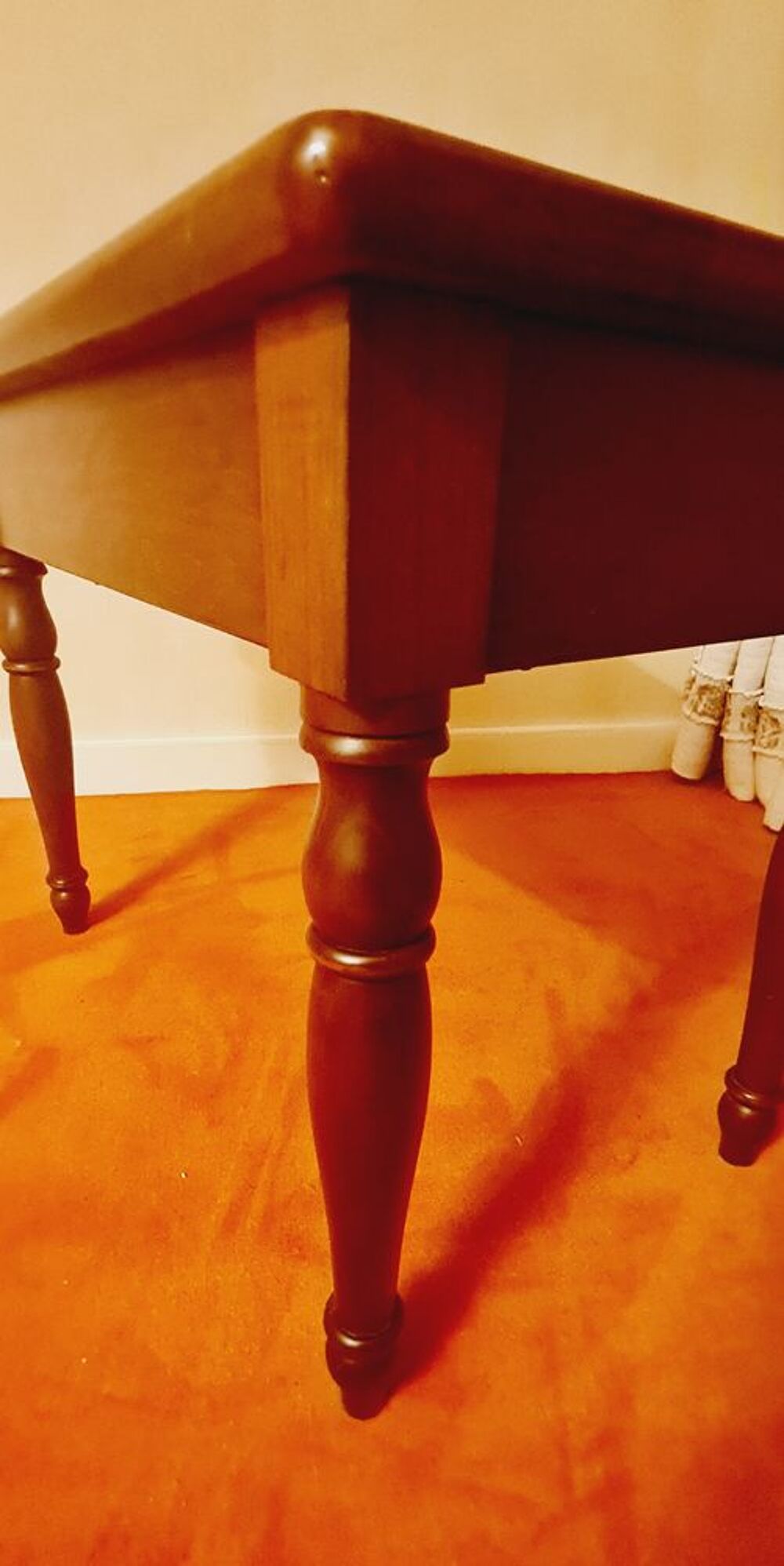 PETITE TABLE BASSE EN MERISIER
Meubles
