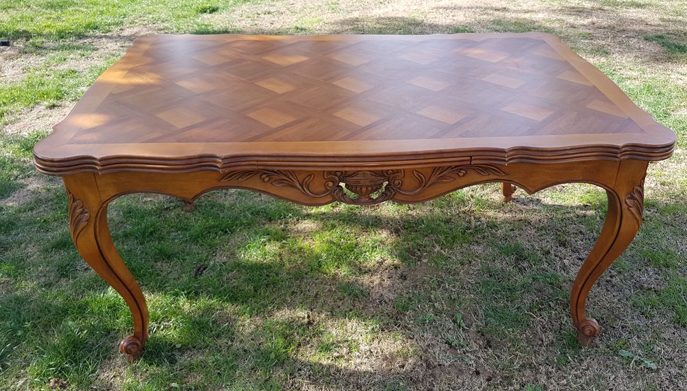 Table SAM proven&ccedil;ale en noyer Meubles