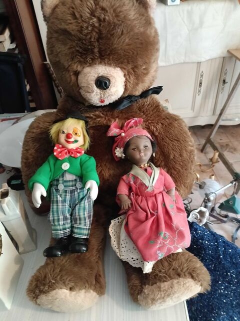 Ours brun en peluche et poupée de vitrine Amayé-sur-Orne (14)