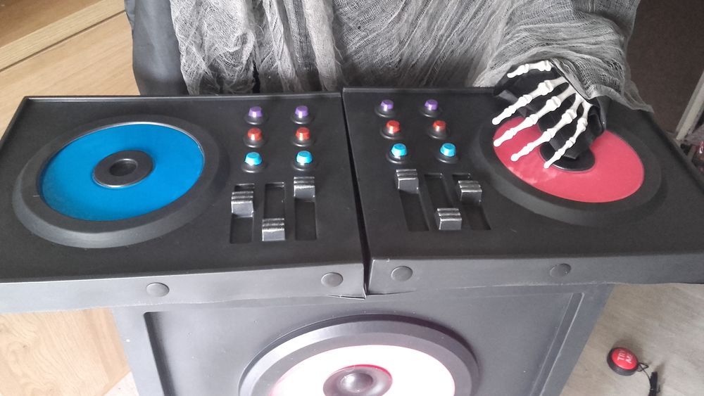 DJ Deadbeat Squelette Avec Table De Mixage Halloween Animatr Instruments de musique