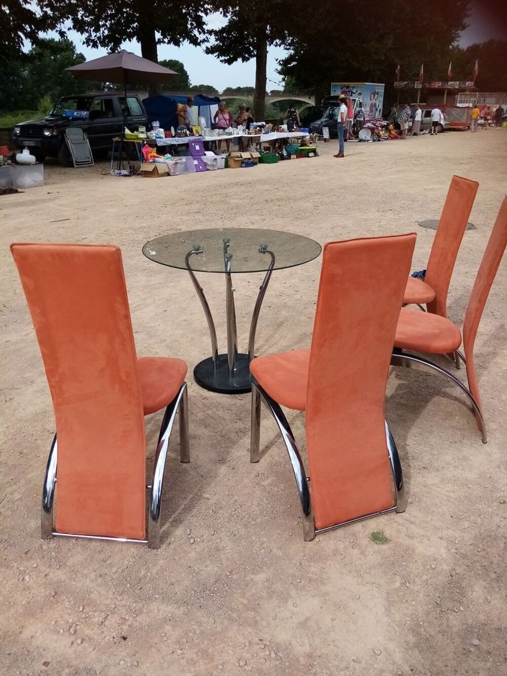 Table ronde en verre et quatre chaises Meubles