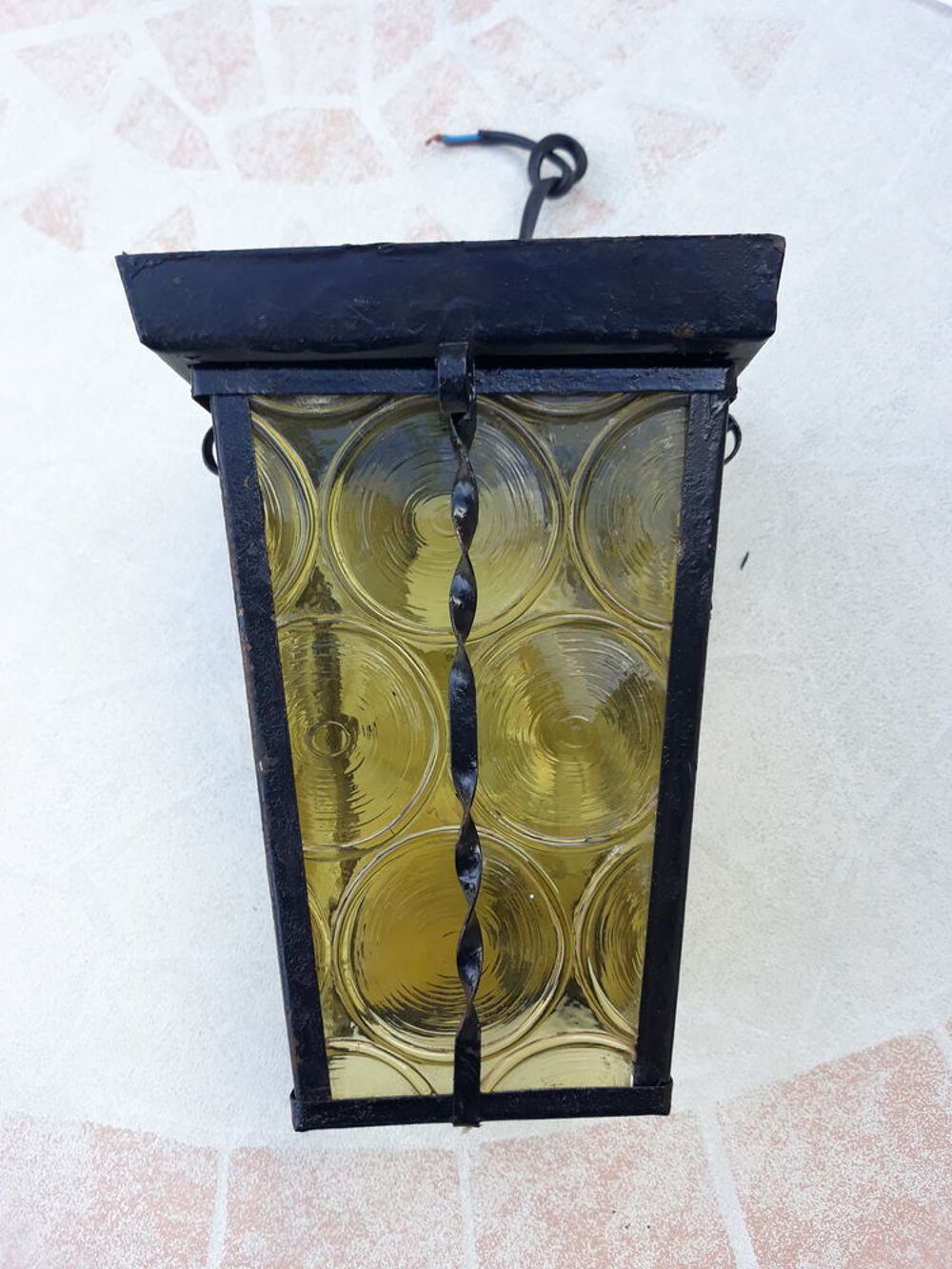 Lampe lanterne d ext&eacute;rieur en fer forg&eacute; avec vitres jaune Décoration