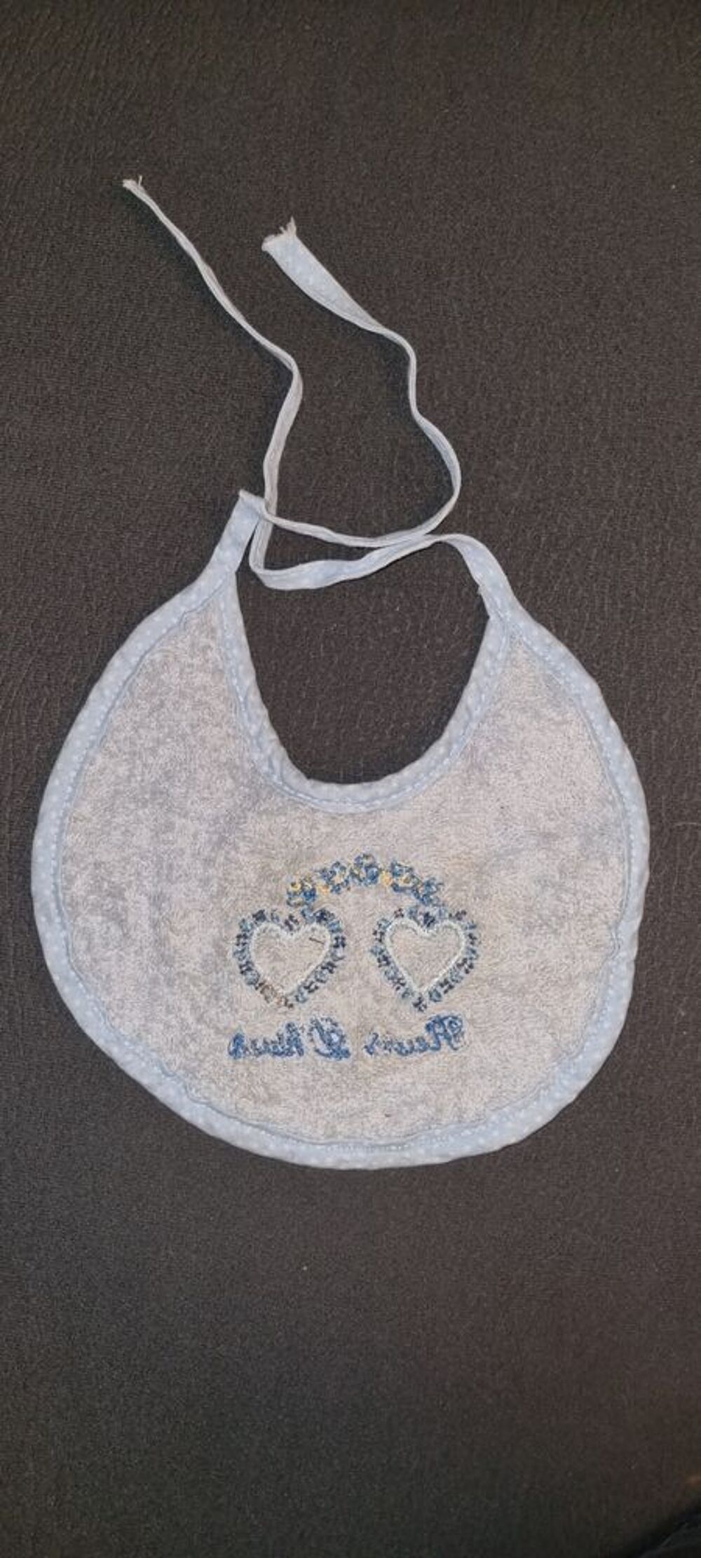 Adorable bavoir "Fleur d'hiver" pour b&eacute;b&eacute;. Puériculture