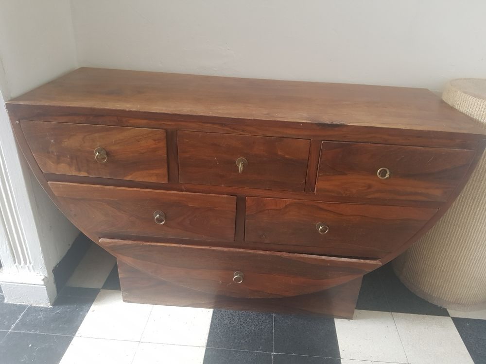 Commode demie lune en Teck
200 euros Meubles