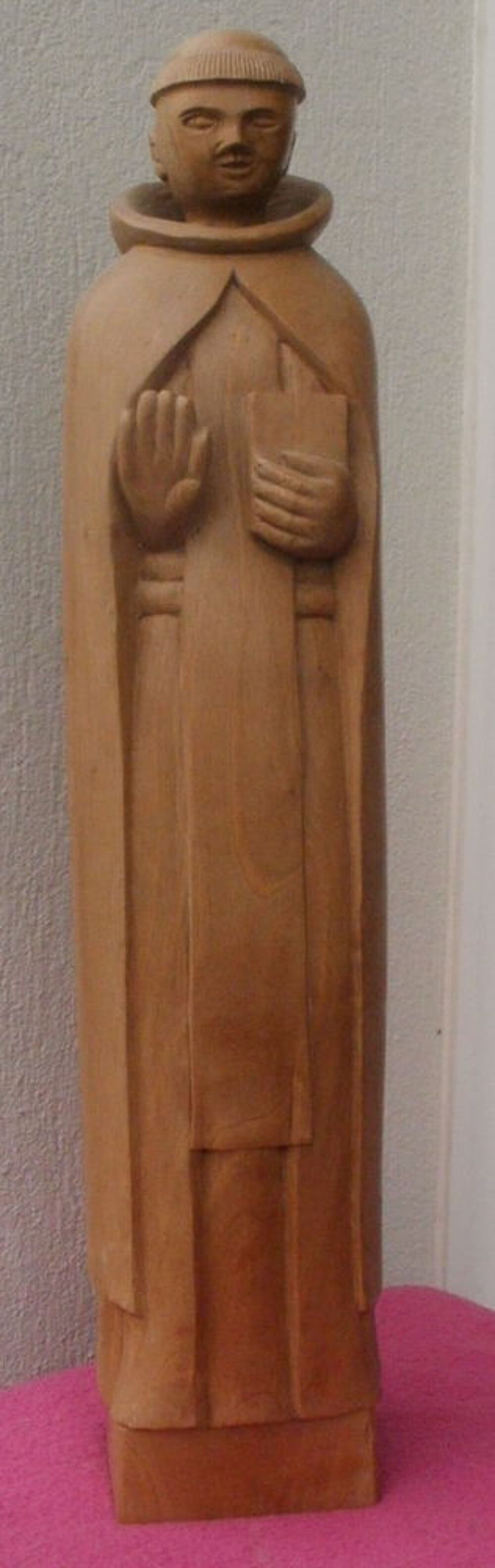 Statue d'un moine, sculpture en bois sign&eacute;e SARRADET P Décoration