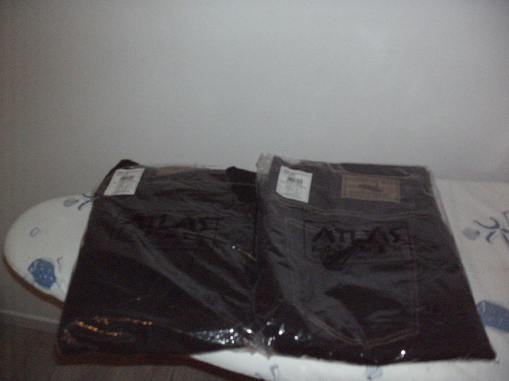 2 jeans couleur noir 
tout neuf jamais servi Vêtements