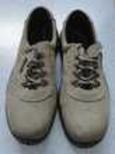 Une paire de chaussures de s&eacute;curit&eacute; neuve Chaussures