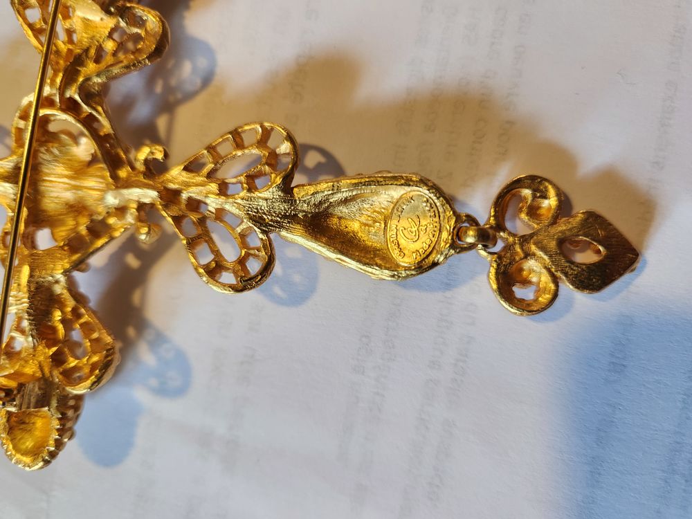 Broche Croix GM C.LACROIX dor&eacute;e strass crystal + pendant Bijoux et montres