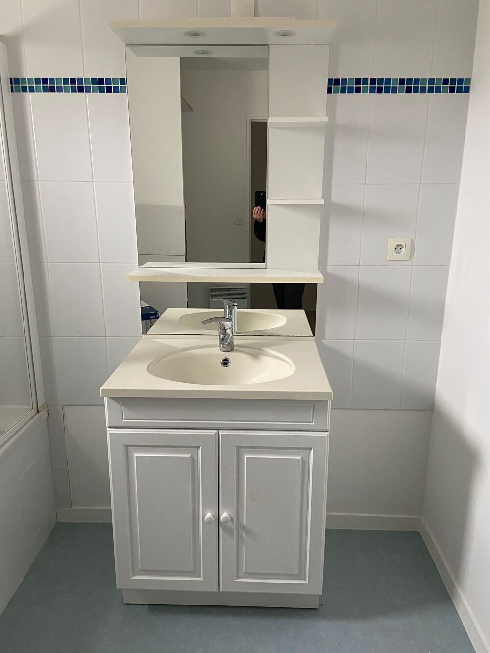Meuble vasque salle de bain avec mitigeur et glace int&eacute;gr&eacute;e Meubles