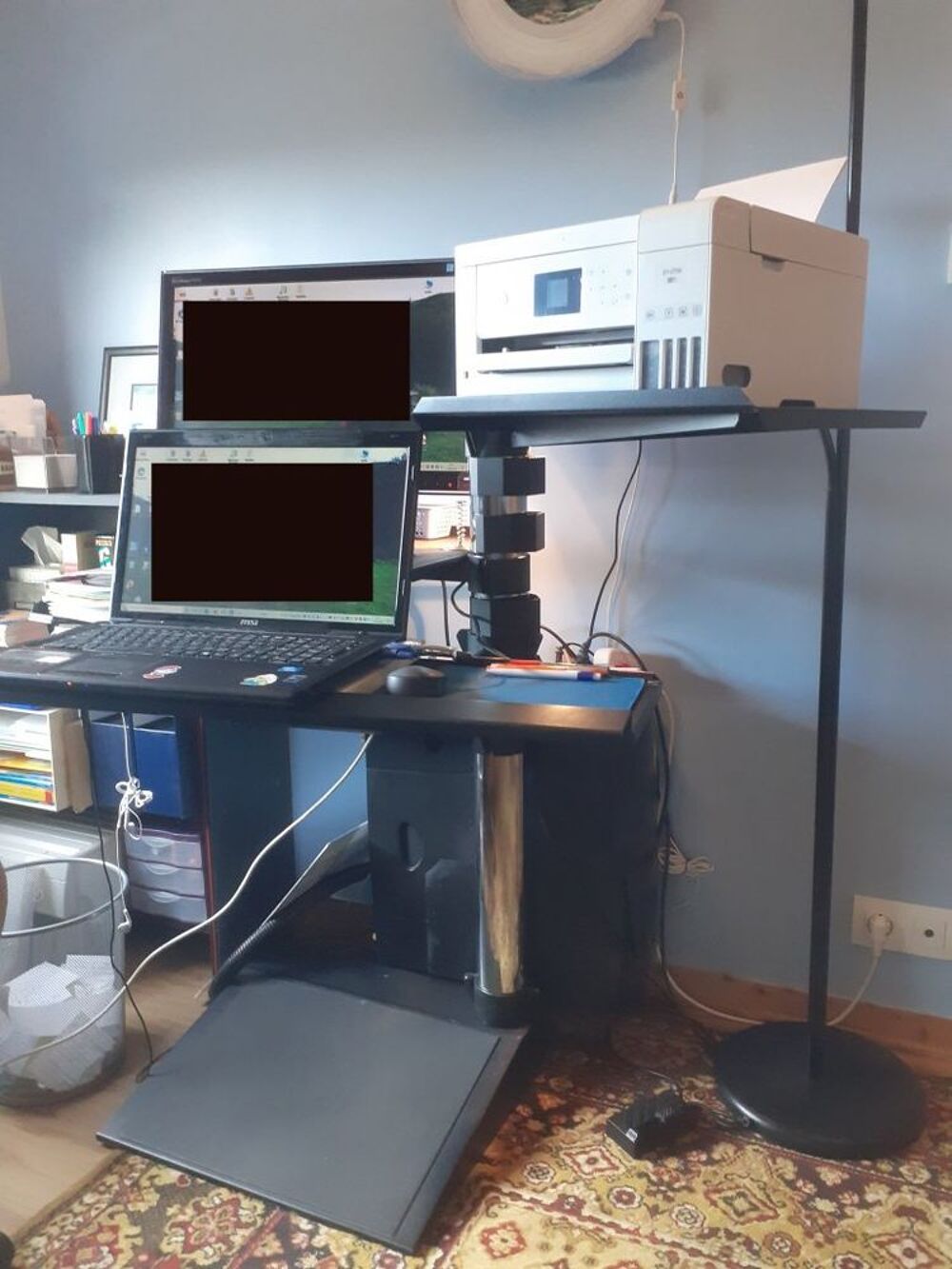 bureau-pr&eacute;sentoir pour mat&eacute;riel informatique.
Matériel informatique