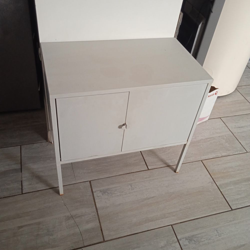 Petit meuble m&eacute;tal gris 2 porte 60 cm de long, 35 de profond Meubles