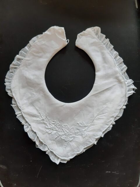 Ancien bavoir brod� forme losangique 8 Nieuil-l'Espoir (86)