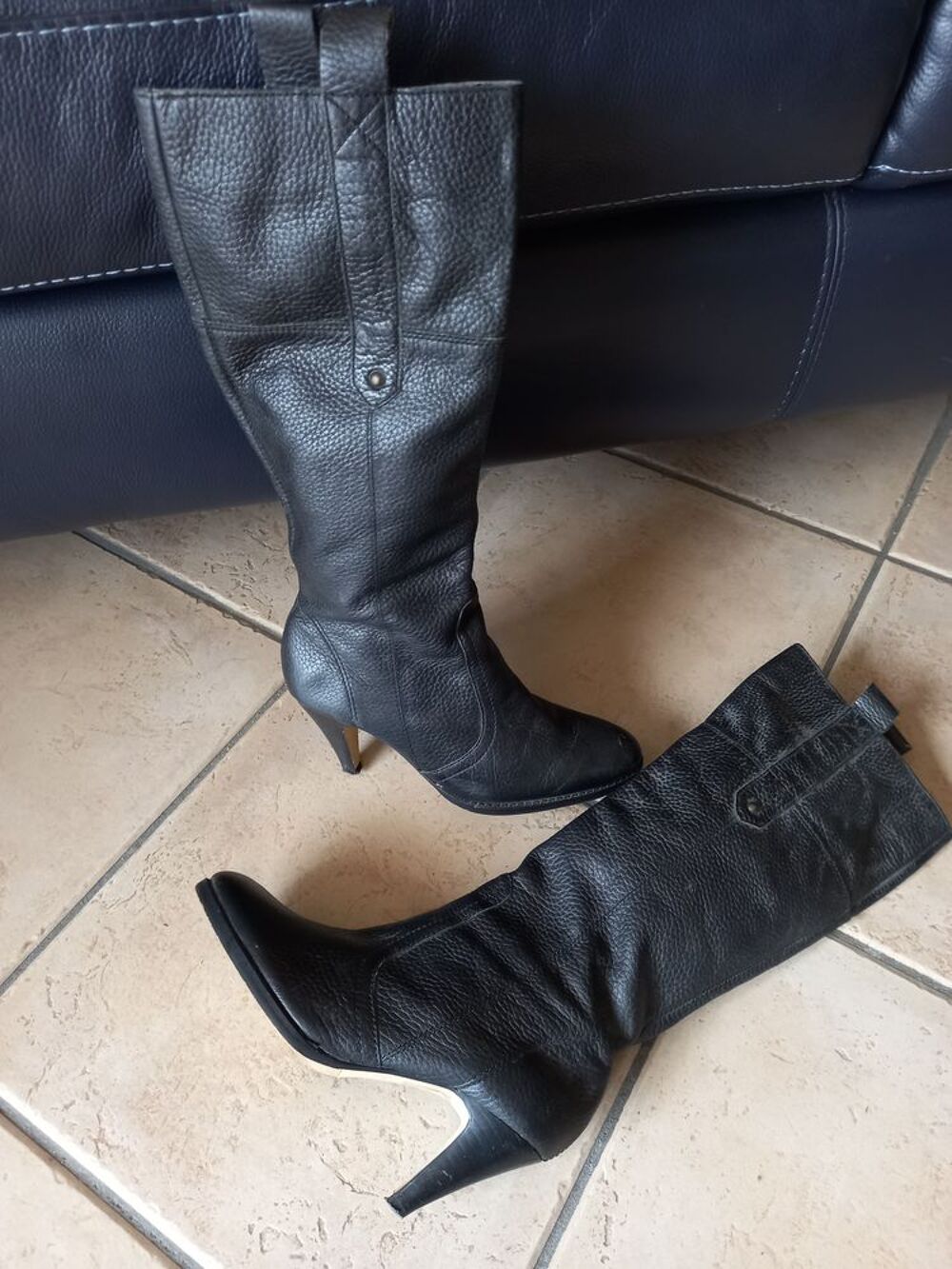 Bottes en cuir &agrave; talons hauts, noires. Pointure 36. Chaussures