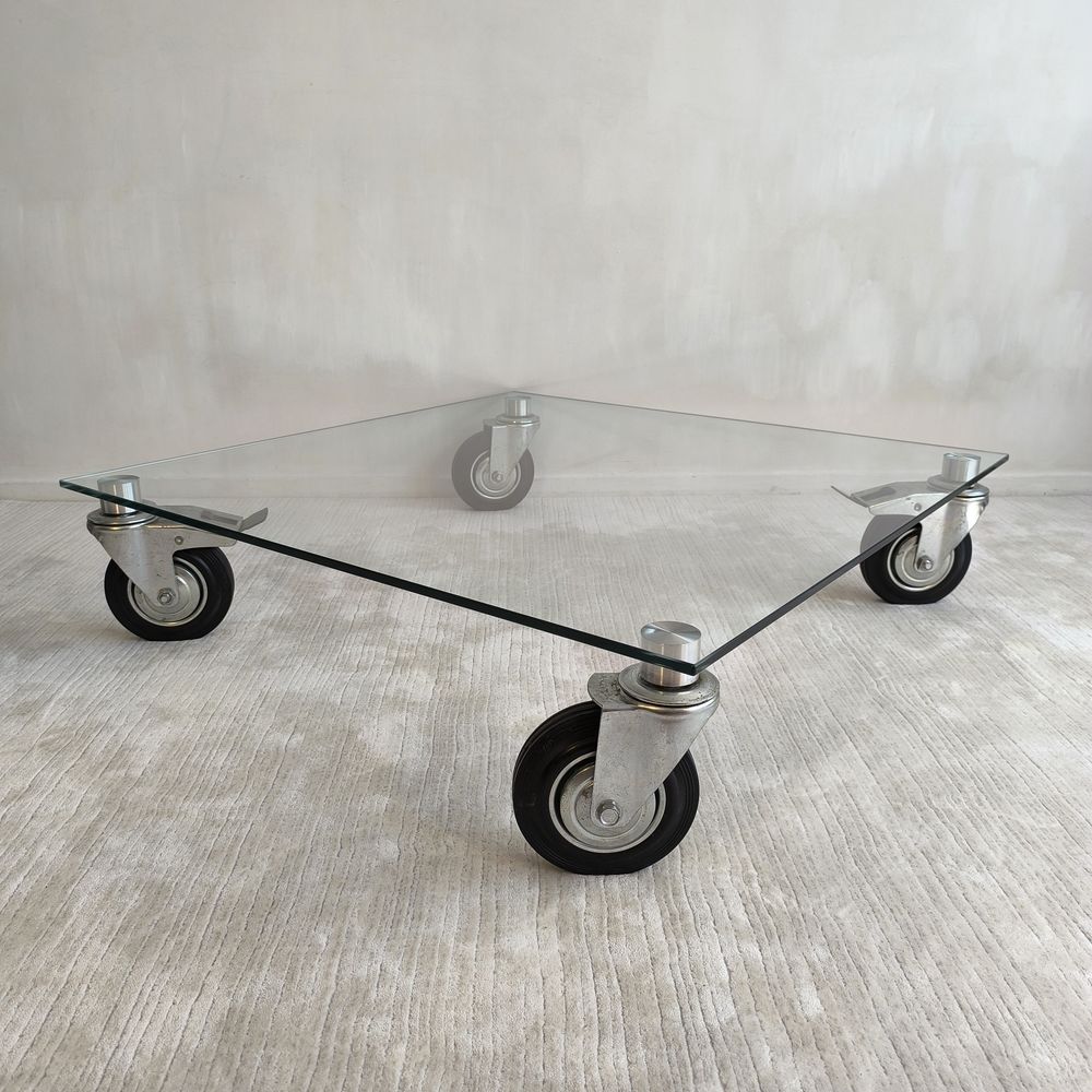 Belle table basse design en verre &agrave; roulettes Meubles