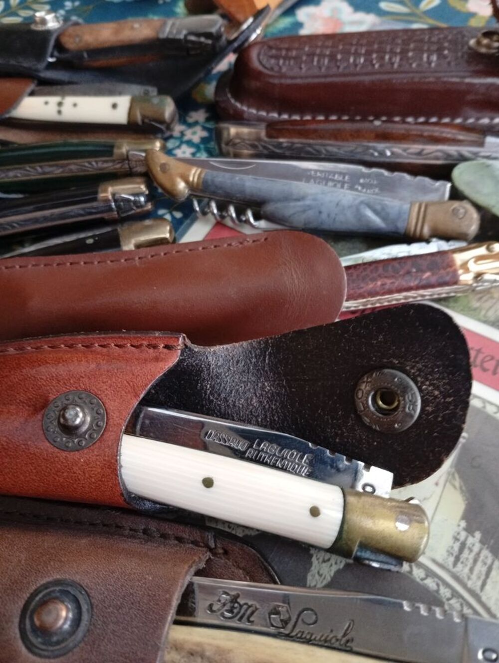 Plusieurs couteaux laguiole antiquit&eacute;s et neuf 